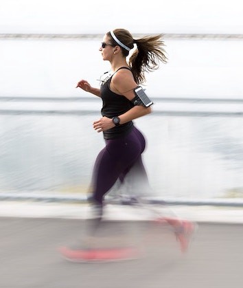 Woman with a run tracker (Source: Filip Mroz on Unsplash).